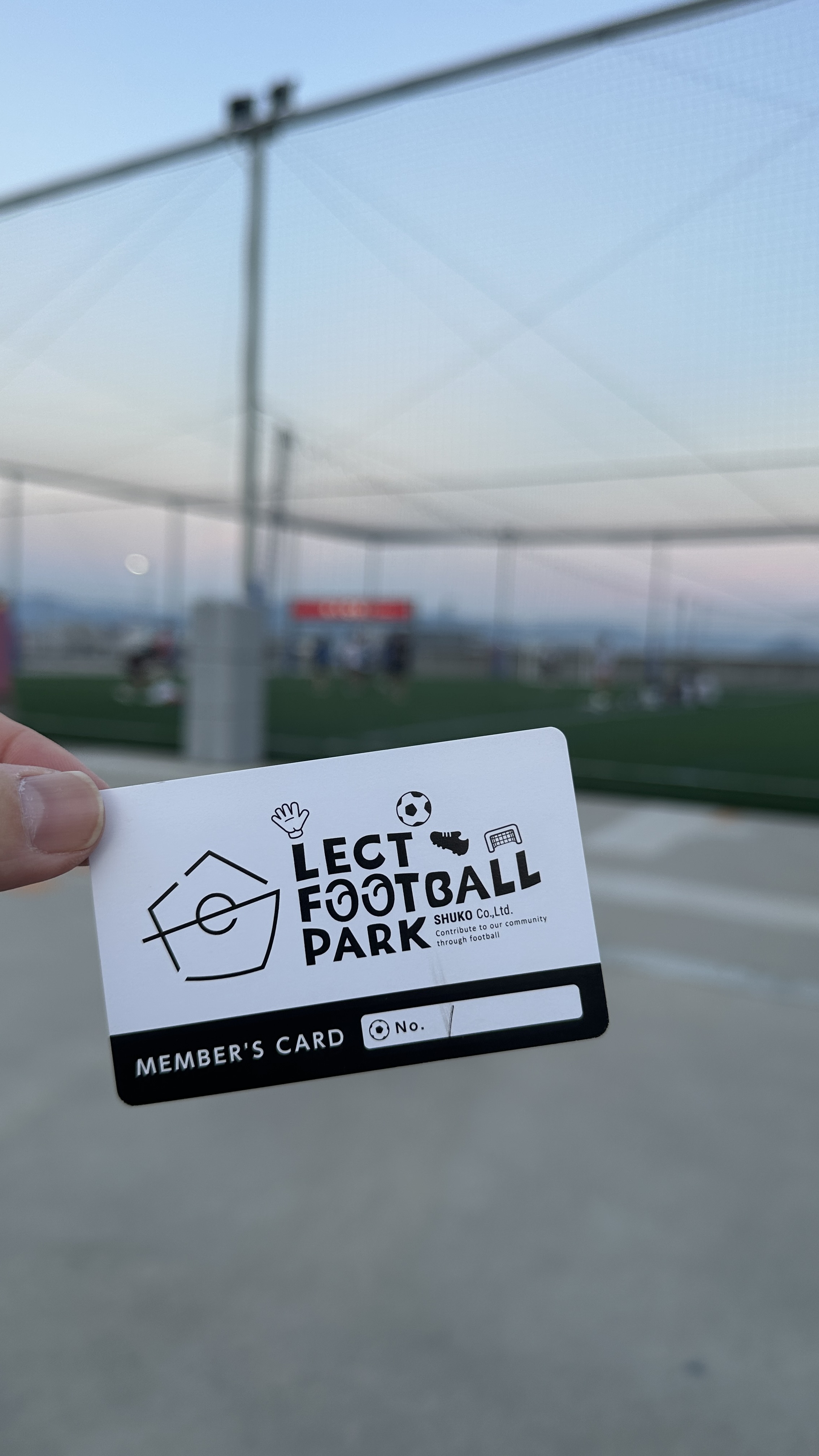 LECT FOOTBALL PARKのメンバーズカードと夕暮れのコート
