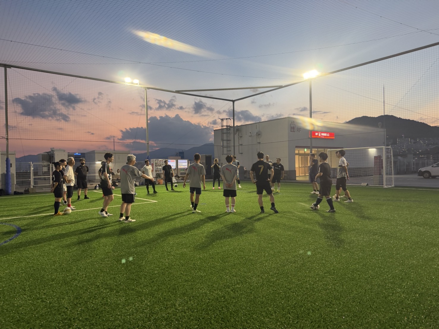 夕暮れのLECT FOOTBALL PARKに集まった参加者の遠景