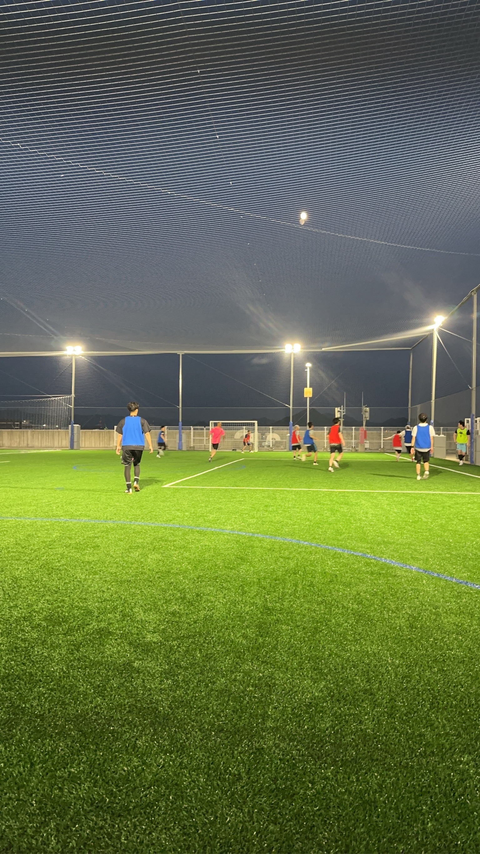 ナイター照明に照らされたLECT FOOTBALL PARK