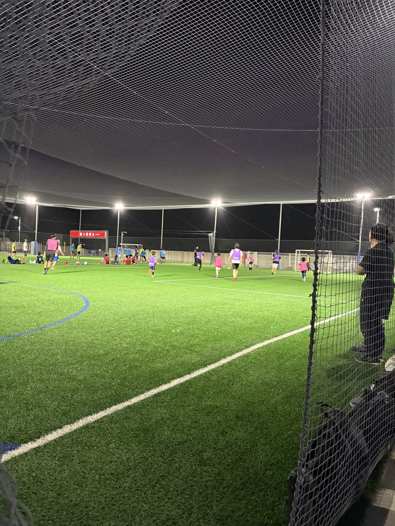小学生から大人まで幅広い参加者が集まったLECT NIGHT FUTSALのコート全景